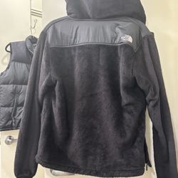 2 BLACK NORTHFACE 1JACKET 1 VEST