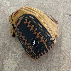 Franklin FieldMaster Series Left Hand Baseball Glove for Sale in West Palm  Beach, FL - OfferUp