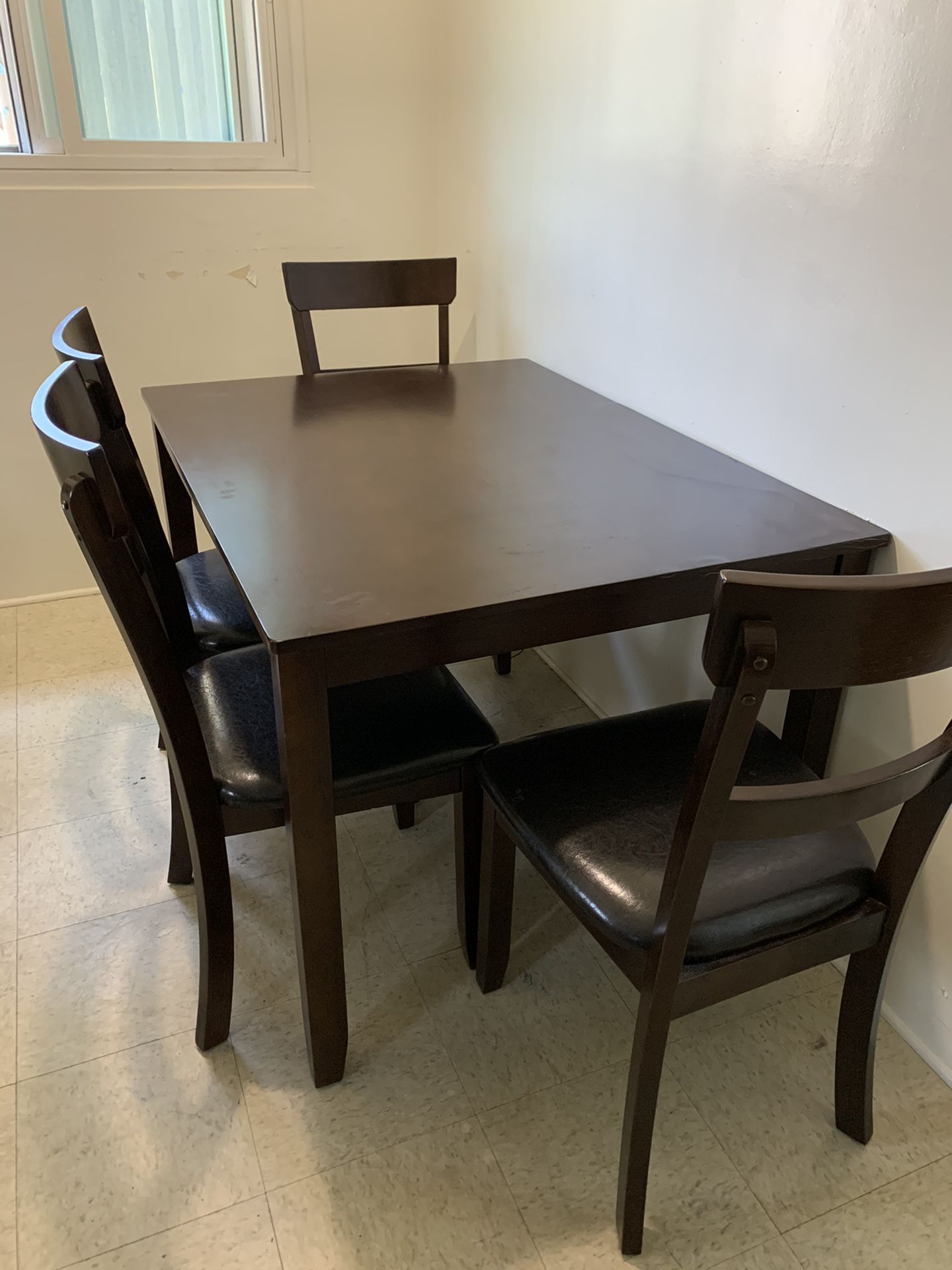 Kitchen/ Dining rm table w/ 4 chairs