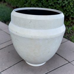 Large White Resin Planter Pot Round Indoor Outdoor Garden Planter! Good condition! 21in diameter 24in tall