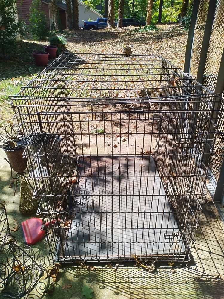 Large Dog Crate – Missing Back Panel (For Parts or Repair)
