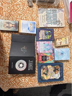Tarot cards and oracle cards
