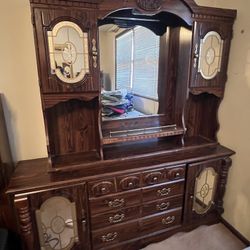 Bedroom set (pick up by 2pm Today)
