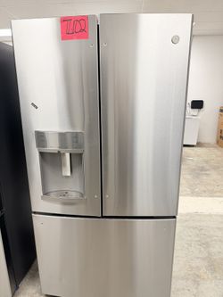 New GE French Door Refrige With Water And Ice 