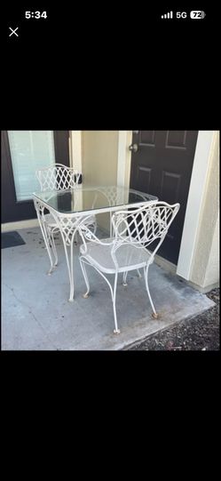 Vintage Russell Woodard Wrought Iron Table and Chairs Set