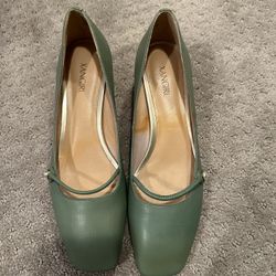 high-heeled shoes