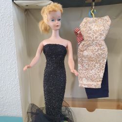 Vtg Ponytail Barbie With Outfits, Shoes And Case