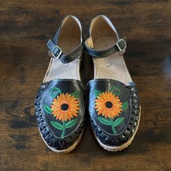Woman’s Size 9 black leather Sunflower huaraches/ Sandals