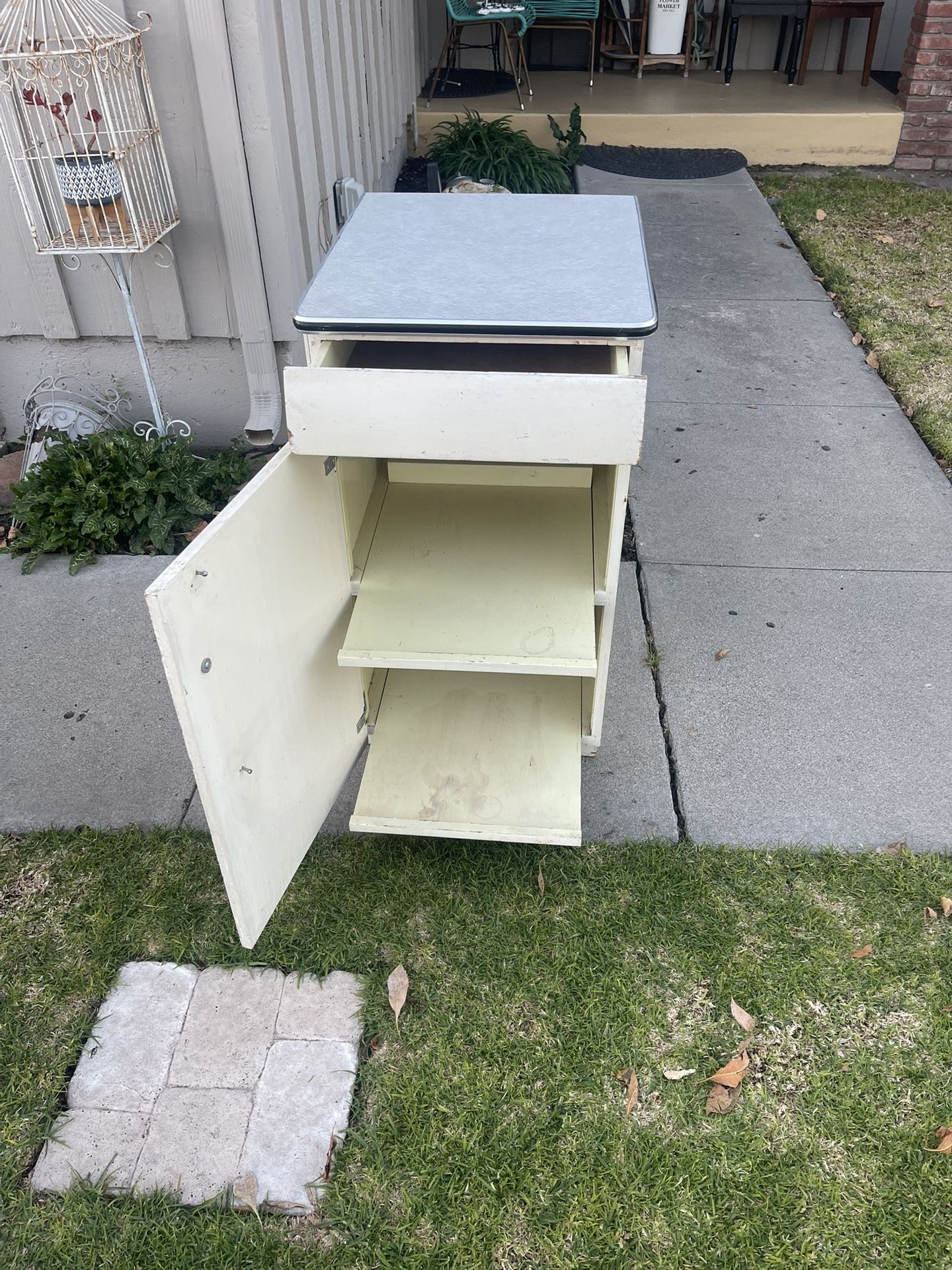 Vintage Utility Cabinet / Gabinete Vintage