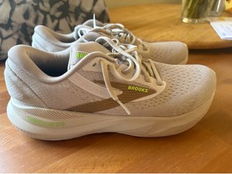 Brooks women size 8 new adrenaline 24