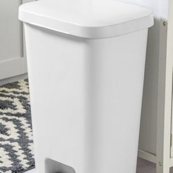 Trash Can 11.9 Gallon 
