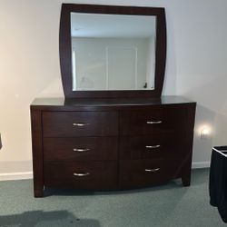 Raymour & Flanigan Dresser