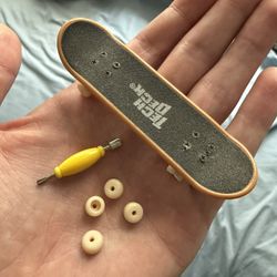 Tech Deck Finger Board With Tool And Extra Wheels 