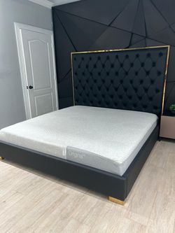 Black leather king bed / cama negra de piel