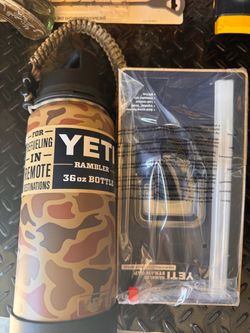 YETI Rambler 36 oz Bottle Camo with Straw Cap