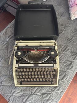 Vintage Royal Caravan Typewriter/ Maquina de escribir antigua