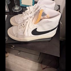NIKE BLAZER WOMENS SIZE 8