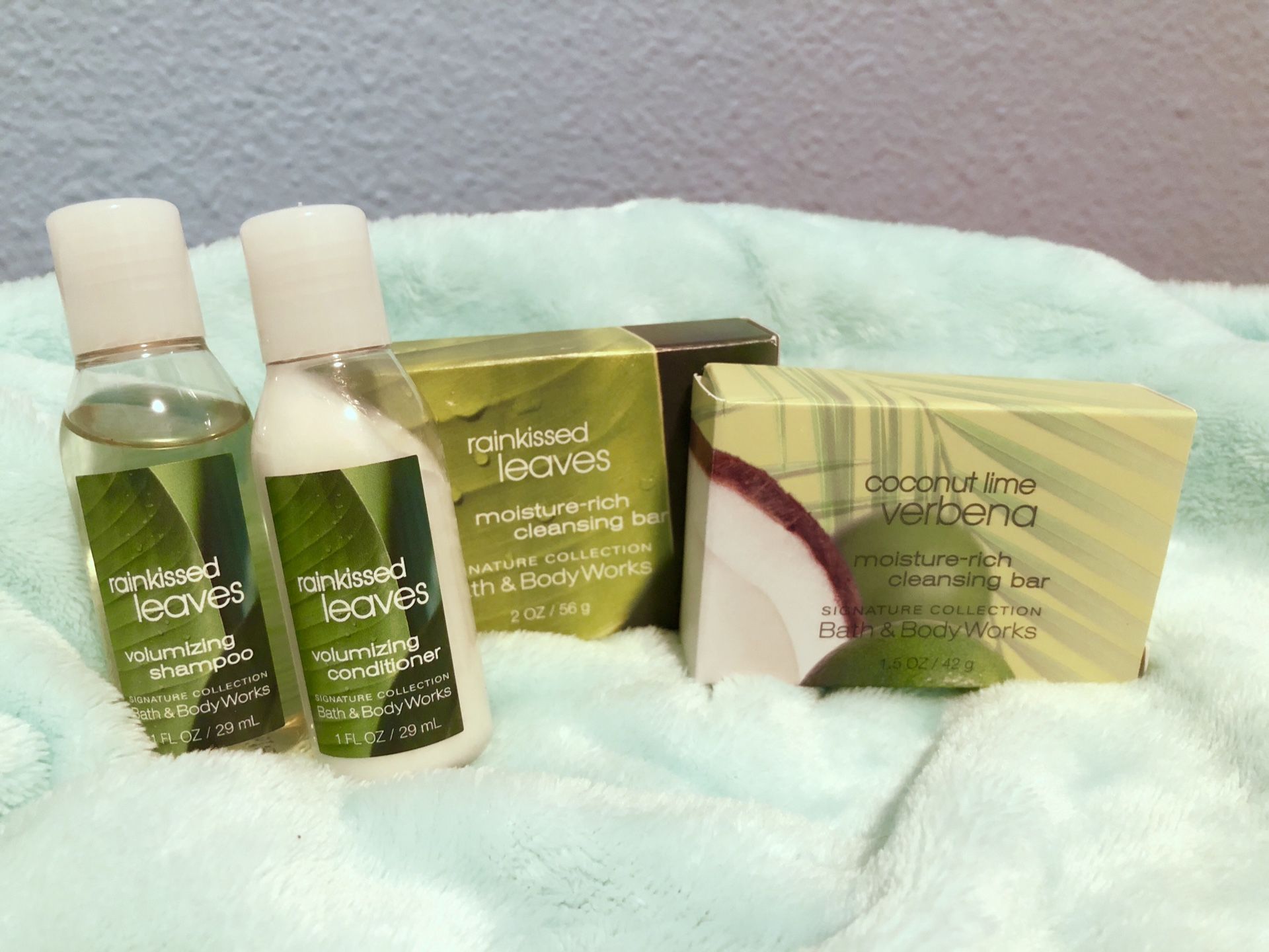 BRAND NEW Bath & Body Works mini kit (shampoo, conditioner, two soaps)