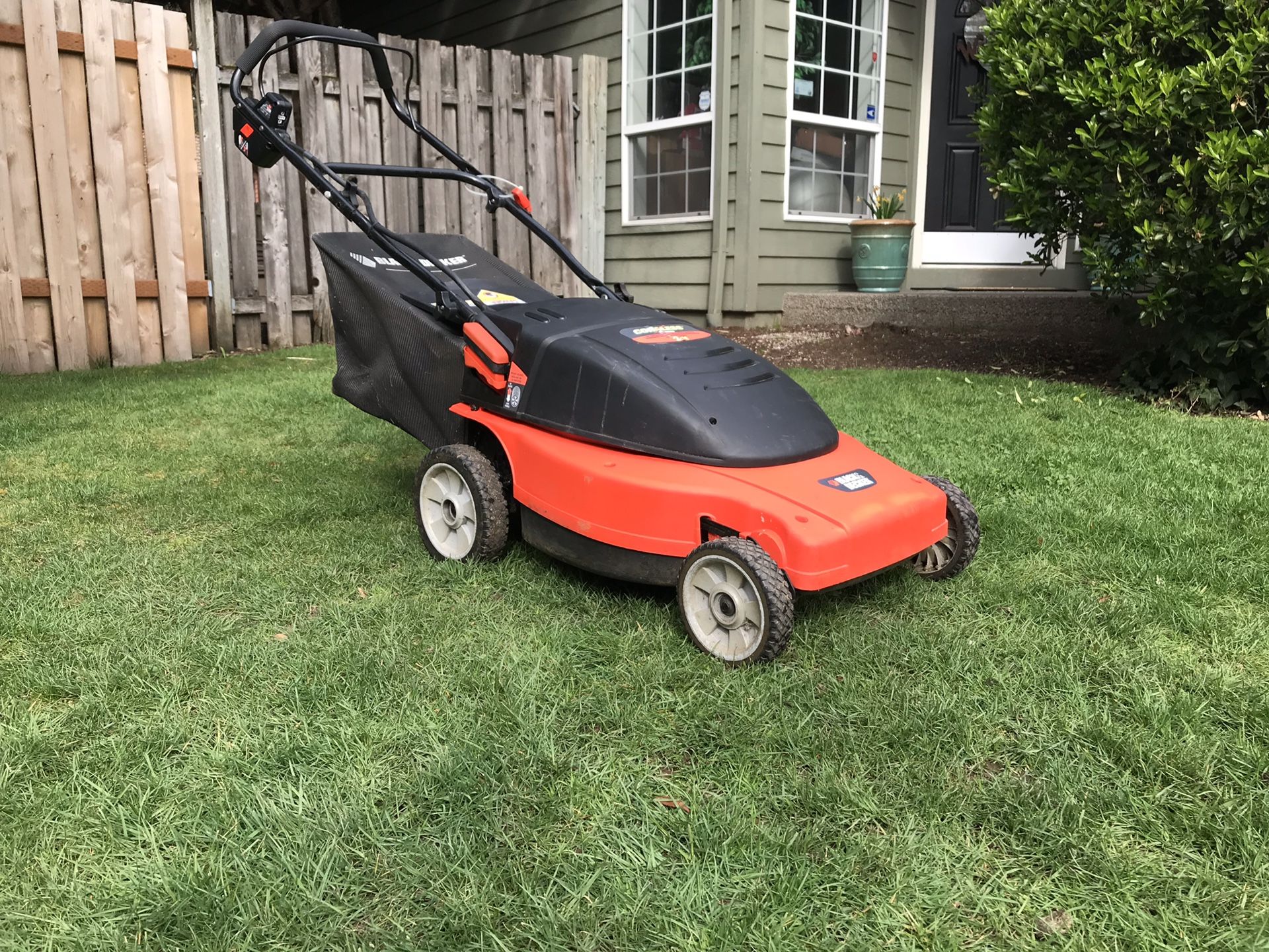 Black & Decker 24-Volt Cordless Electric Lawn Mower with Bag�-�$125�(FREE  DELIVERY!!!) for Sale in Salem, OR - OfferUp