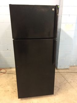Gorgeous Black 18 Cubic Foot Refrigerator With Ice Maker