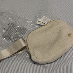 [New] Lululemon Belt Bag - Plush Fleece 