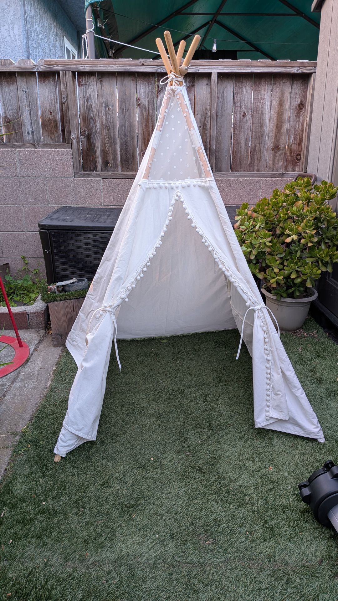 Child's Teepee easy collapse for storing.