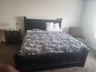 Queen Bed/ with night stand