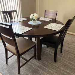 Dining Room Table & Chairs 