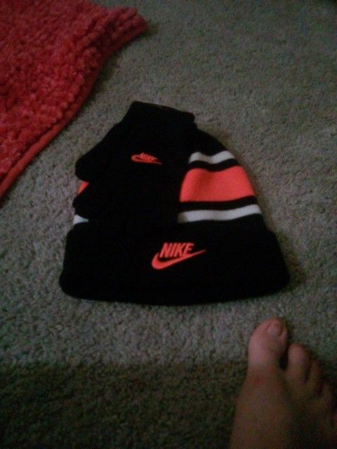 Nike Brand New Black And Pink Hat And Gloves Set