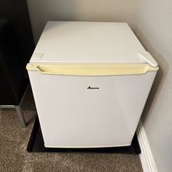 Amana Box Mini Fridge With Freezer
