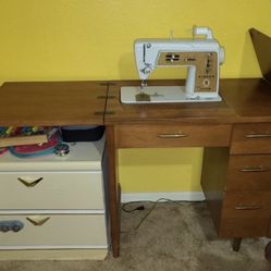 VINTAGE SEWING MACHINE DELUX ZIG ZAG SERIES 