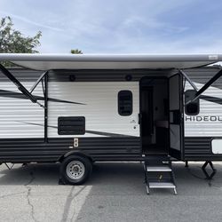2020 Hideout 18ft Travel Trailer w/Large power slide out.. Electric Awning.Sleeps 6 w/Bed+Queen Bed Sofa.FridgeStoveMicrowaveAC/Heat.Full Bathroom