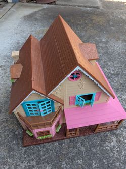 Plastic dollhouse