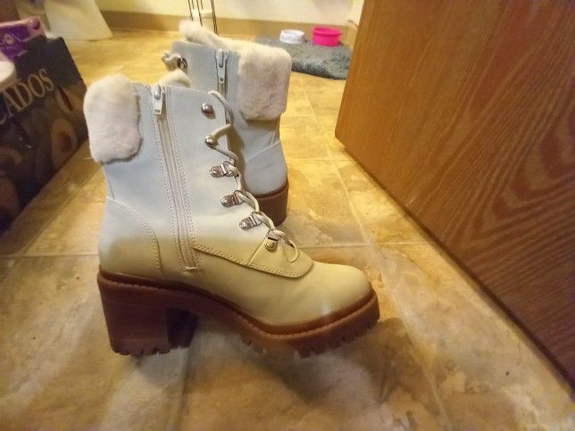 Women's White Boots Size 8's
