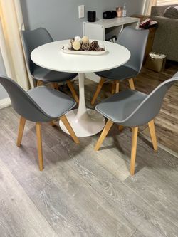 Beautiful Round Table with 4 Chairs — Like New