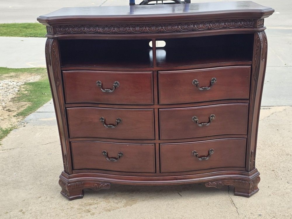 DRESSER