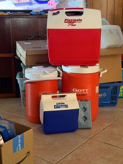 2 Igloo Coolers & 2 Gott Water Jugs