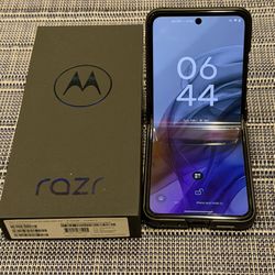 MetroPCS Motorola 2024 RAZR 256 GB 5G Smartphone 