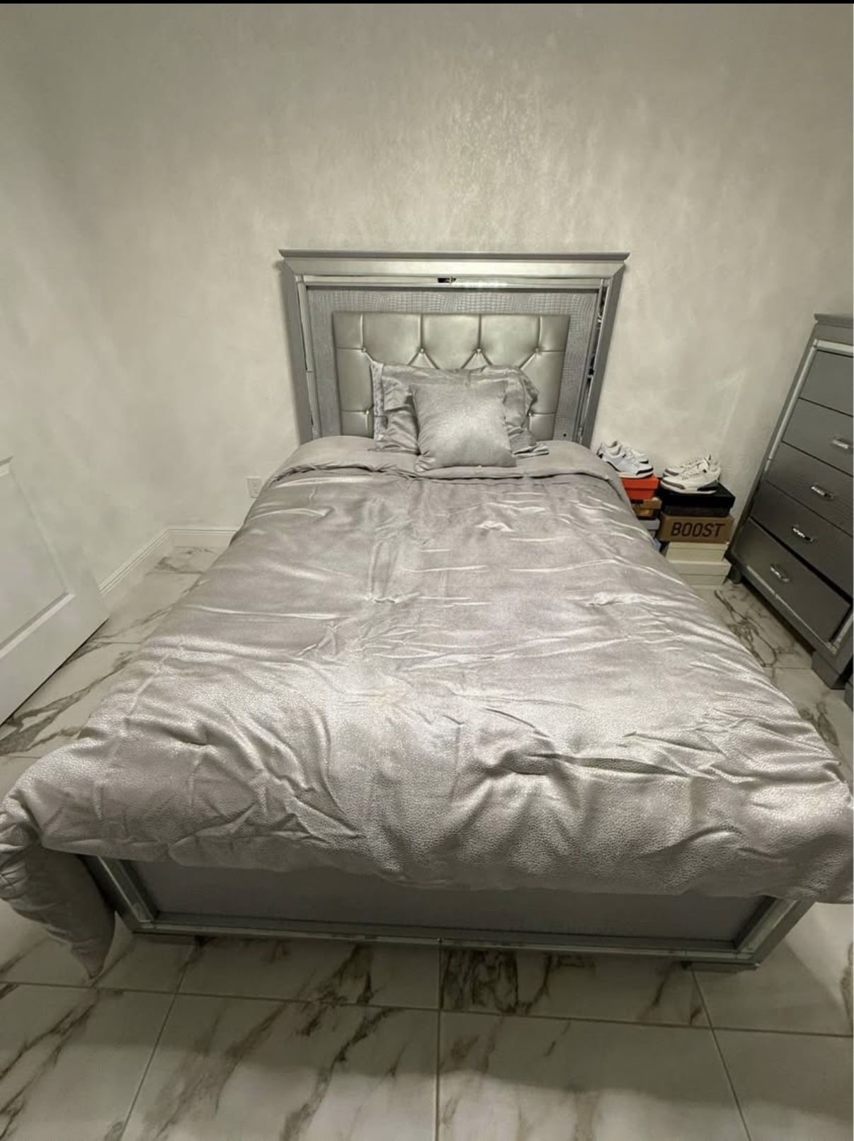 Classic Furniture Bed Set