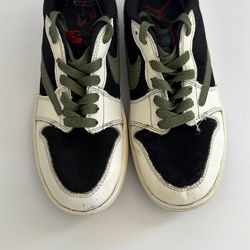 Nike Kids Travis Scott Low-Top Sneakers in Black, White & Olive. Size 3Y