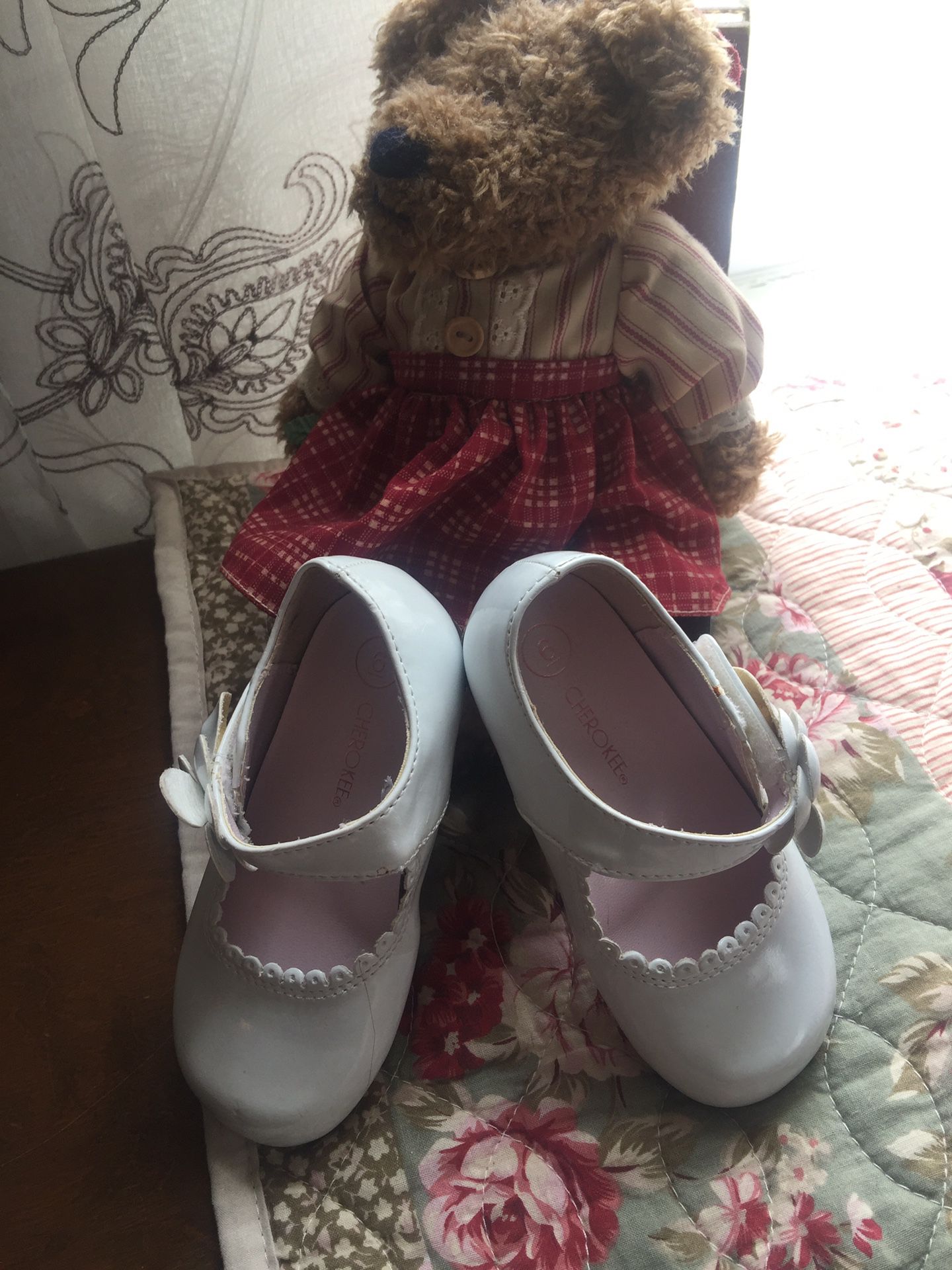 Little girls white patent 🌺🐥leather Mary Jane shoes euc great 🐥🌸 for Easter !!check my other little girls shoes clothes stuffed animals also 🌸🌺misses