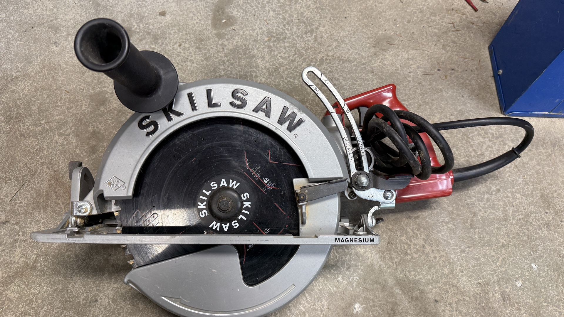 Skilsaw SPT70WM 15 Amp 10-1/4" Magnesium SAWSQUATCH Worm Drive Circular Saw,Silver
