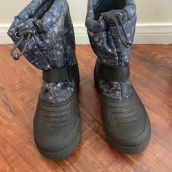 Snow Boots - Size 5 Big Kid