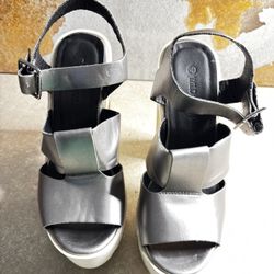 Chunky Wild Diva Lounge Platform Sandals - Size 5.5 - Metallic Silver