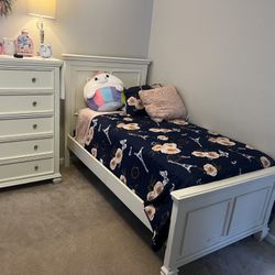 Girls Complete Bedroom Set With 2 Twins Bed And Tall Dresser