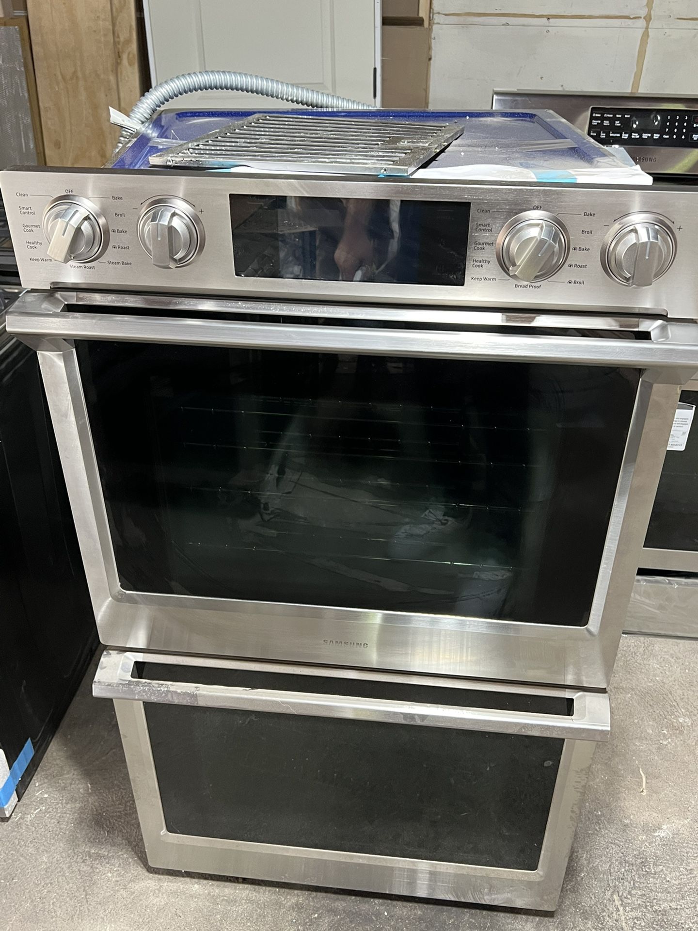 Samsung Gas Smart Double Wall Oven with Flex Duo Retail Price 3000$