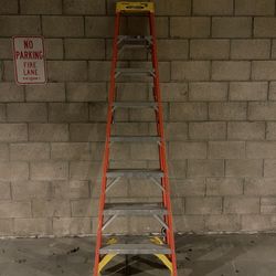 8’ A frame fiberglass ladder