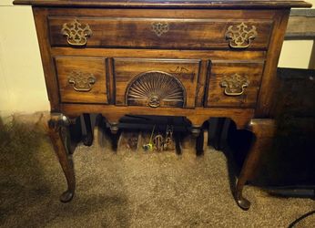 17 Centry Queen Ann Mahogany Lowboy