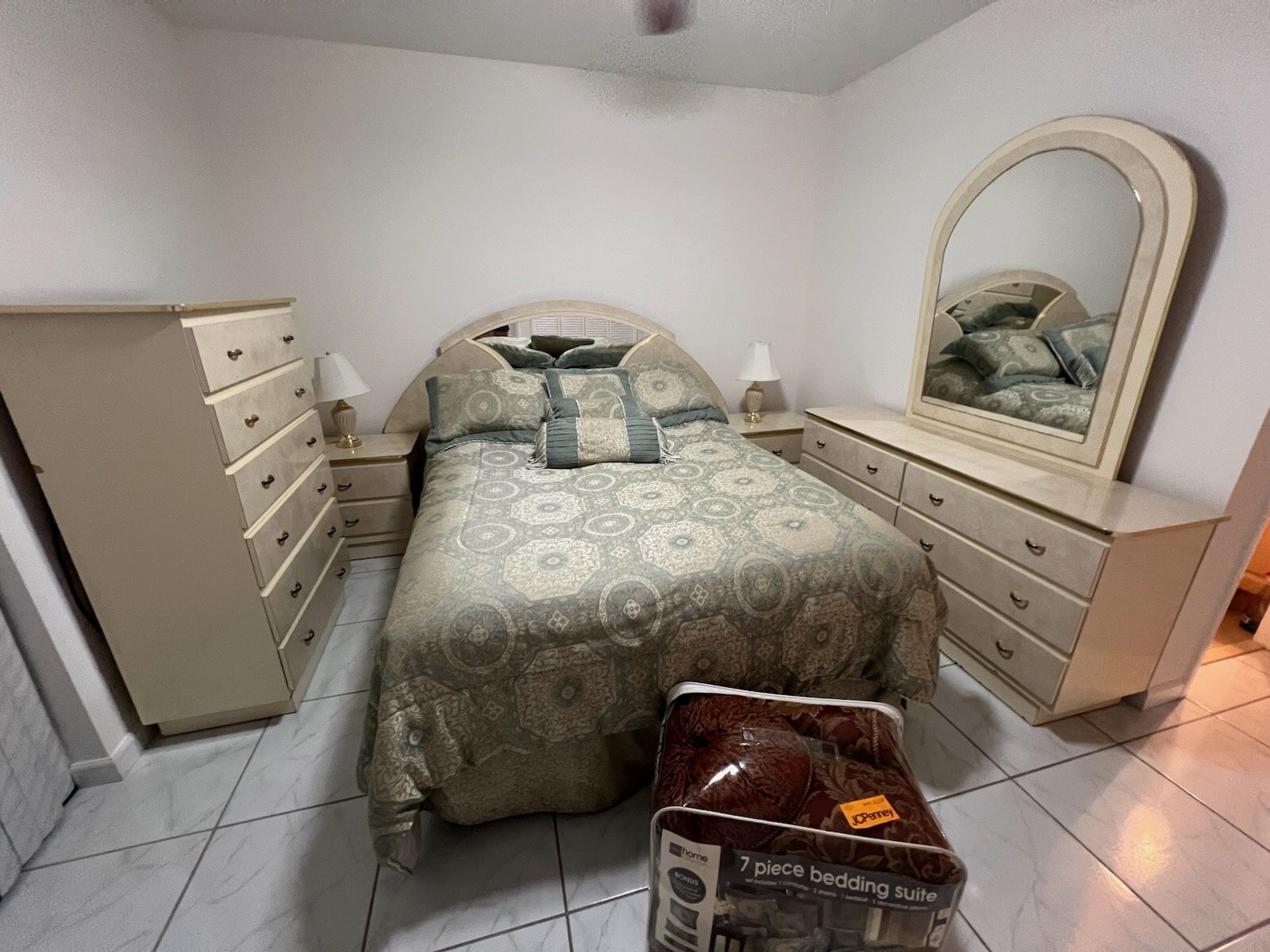 Bedroom Set/ Juego De Cuarto Queen