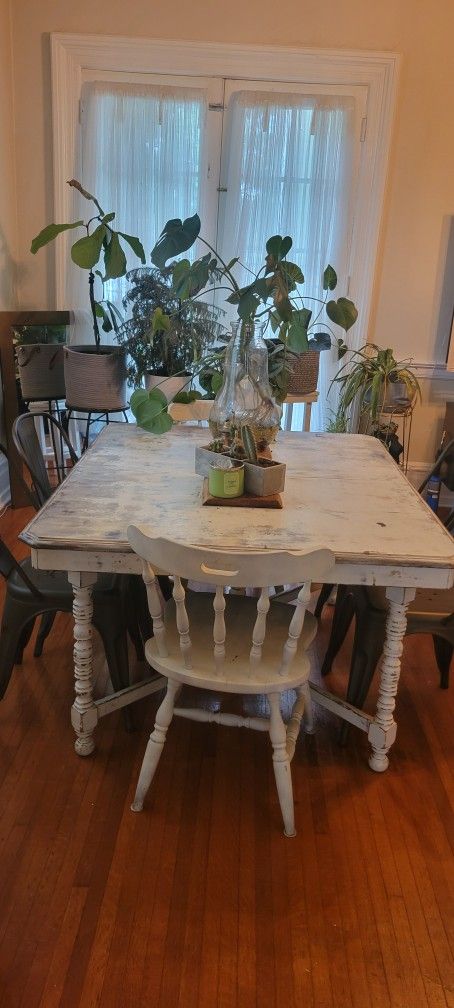 Dining room table in chairs